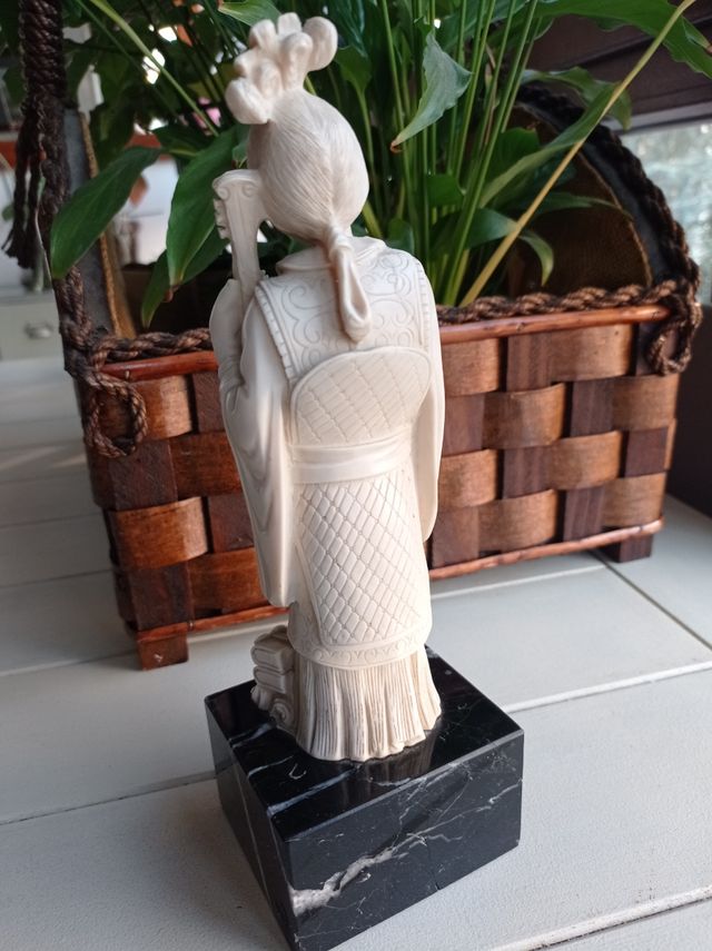 Figura china de resina