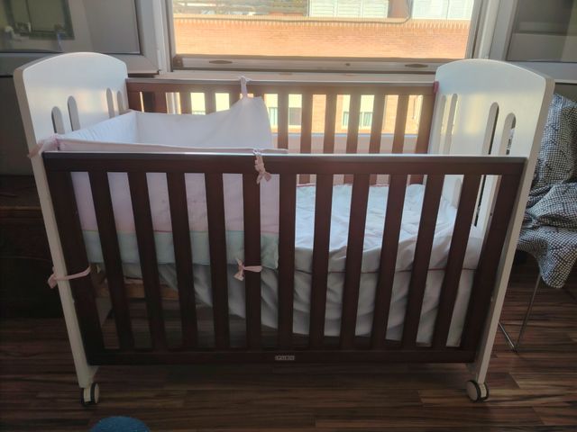 Cuna con ruedas y colchón viscoelástico