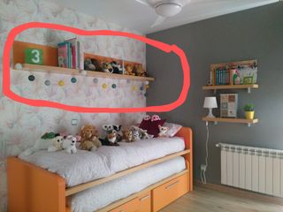 Estantería madera maciza.