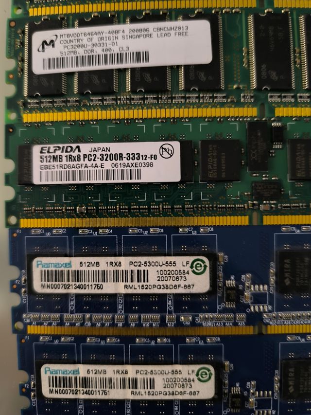 Confezione di schede di memoria RAM da 512 MB e 1 GB