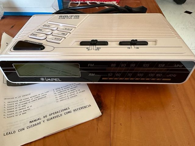 Radio FM digital despertador / admite pilas.