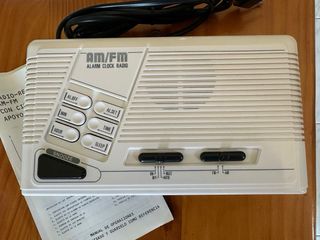 Radio FM digital despertador / admite pilas.
