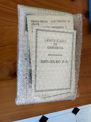 Radio FM digital despertador / admite pilas.