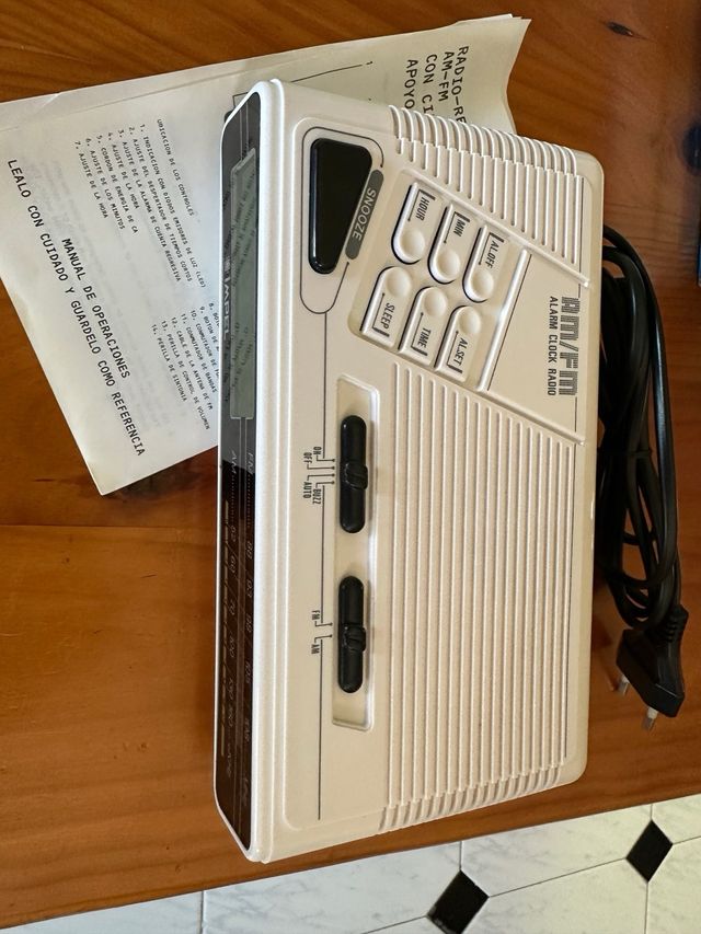 Radio FM digital despertador / admite pilas.