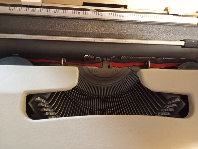 Macchina da scrivere Olivetti Lettera 35