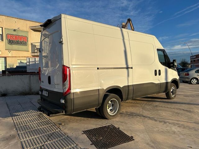 Iveco Daily 2017 con grua