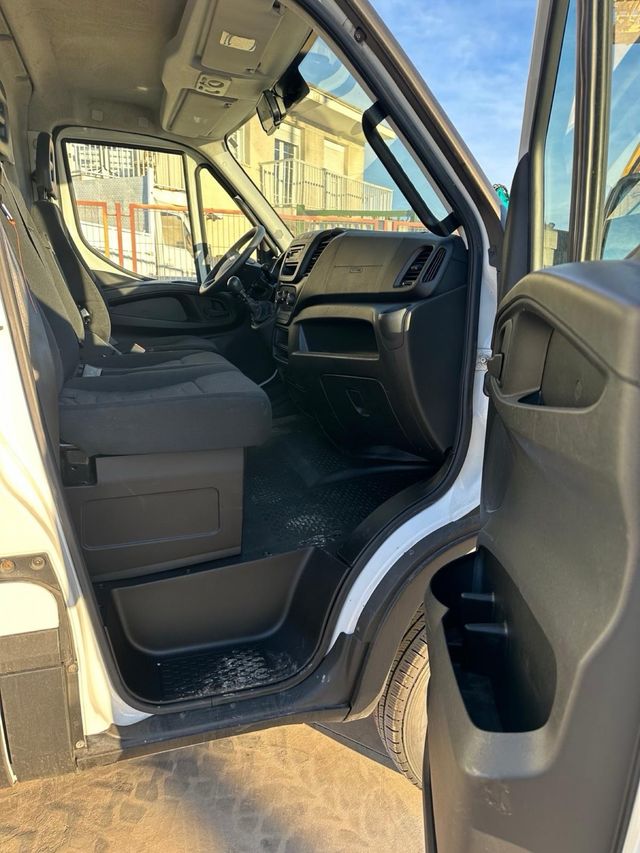 Iveco Daily 2017 con grua