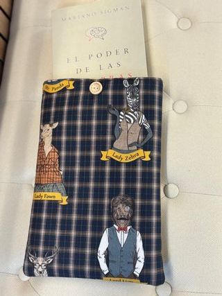 funda de libro y tablet de animales elegantes