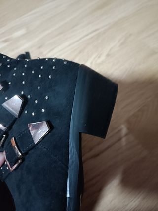 Botines camperos con tachuelas