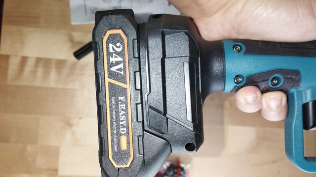 Mini motosierra con bateria nueva