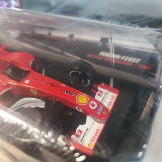 Ferrari F2002 1:24 + Casco 1:5 Schumacher F1