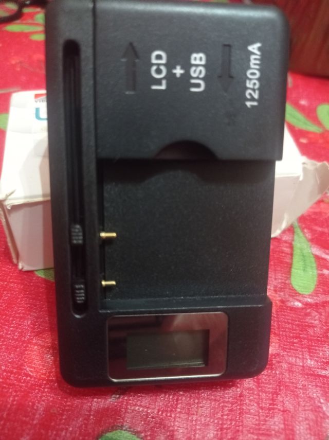 Cargador de baterías universal