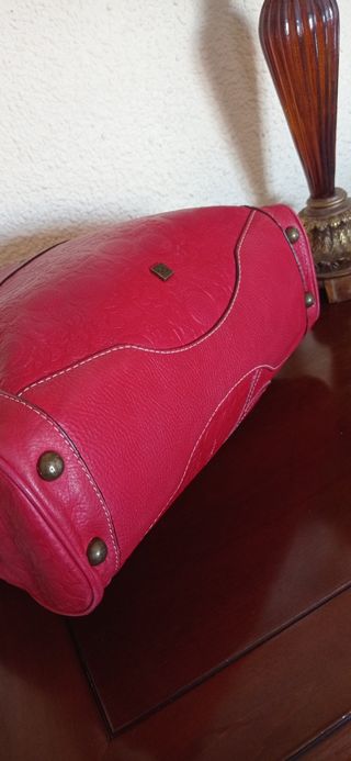 Bolso de piel rojo de PURIFICACIÓN GARCÍA