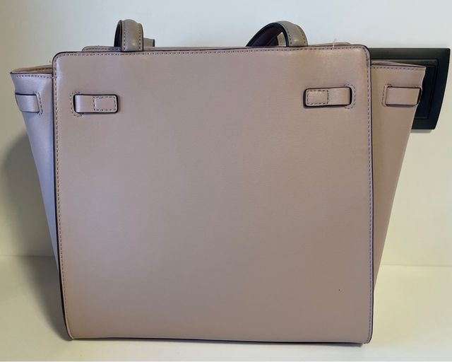 Bolso de hombro Guess color rosa