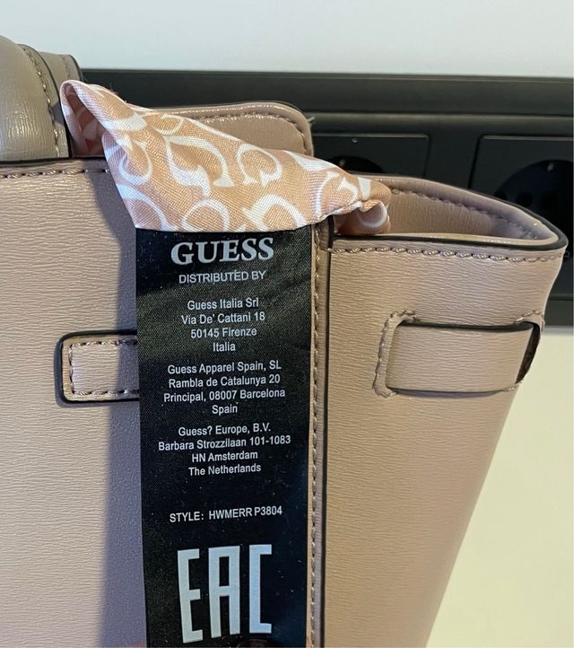 Bolso de hombro Guess color rosa