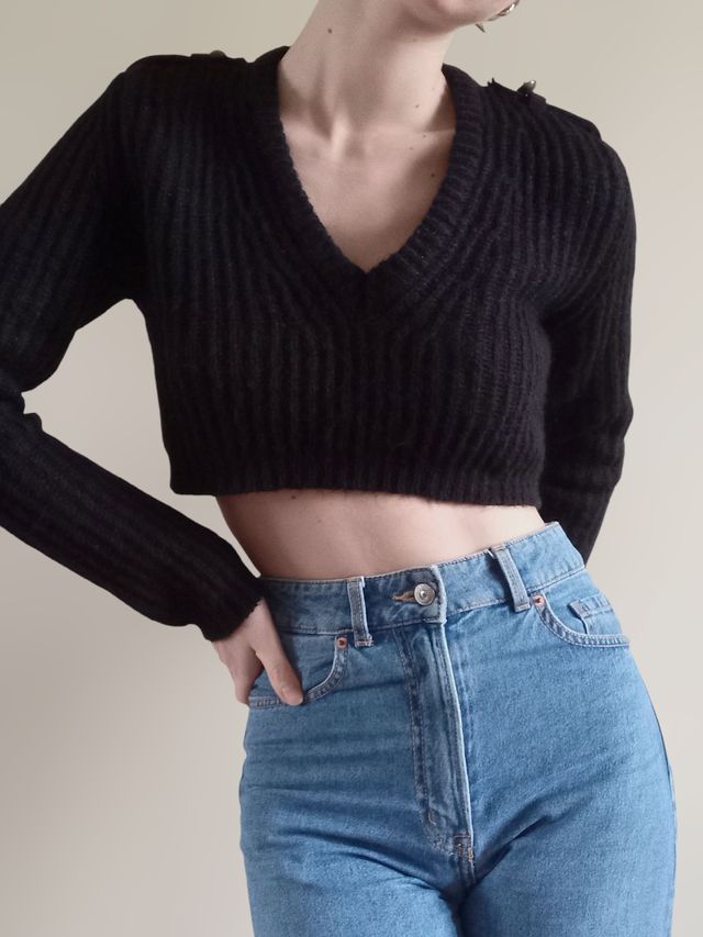 Maglione nero crop con scollo a V e mostrine