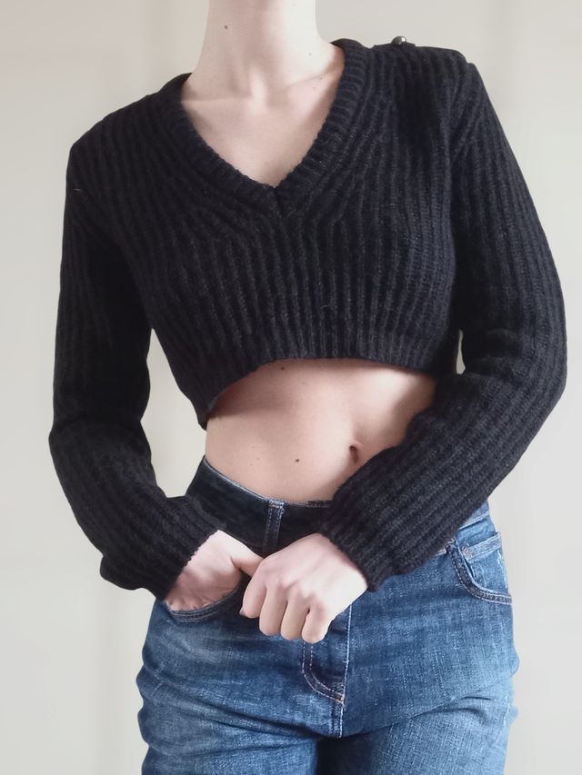 Maglione nero crop con scollo a V e mostrine