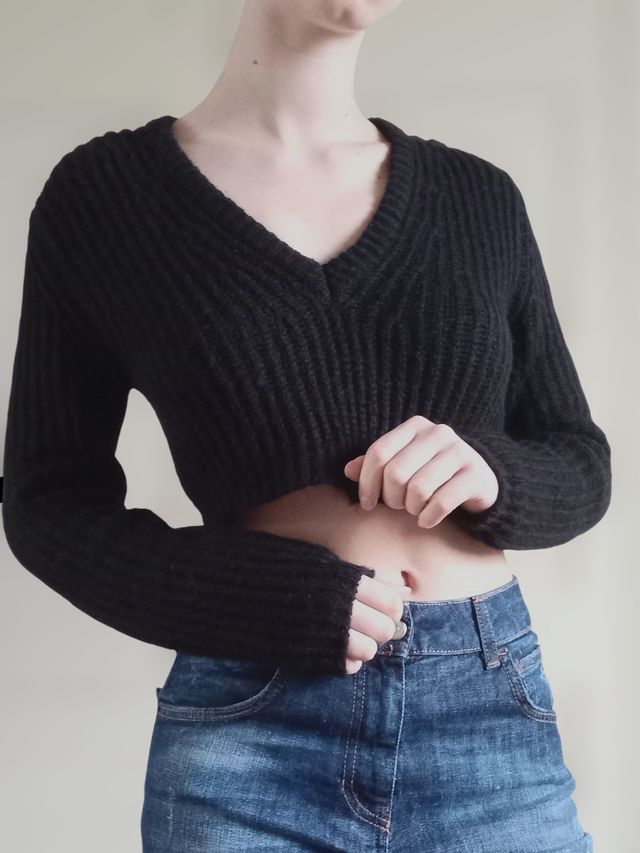 Maglione nero crop con scollo a V e mostrine