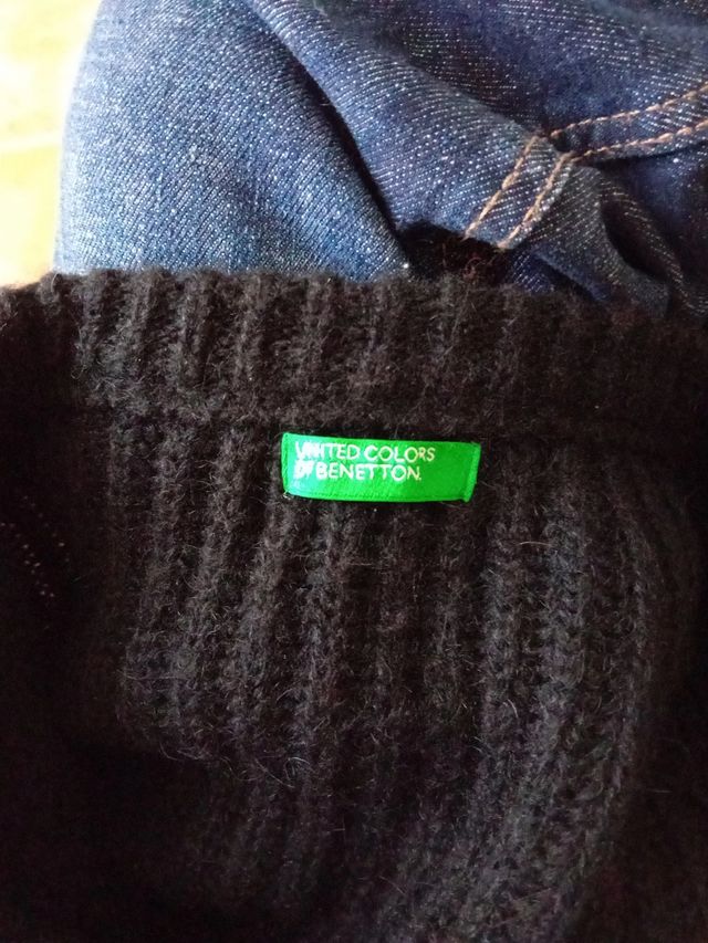 Maglione nero crop con scollo a V e mostrine