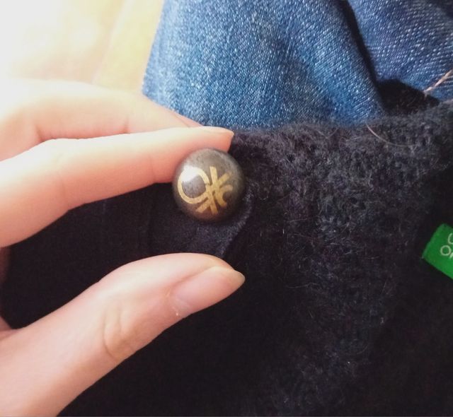 Maglione nero crop con scollo a V e mostrine