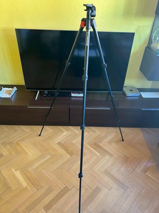 Cámara de fotos Nikon D3100 con trípode