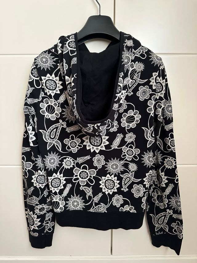Sudadera con capucha. Zara trafaluc. L