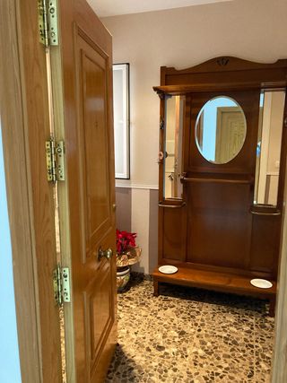 Mueble recibidor de madera con espejo