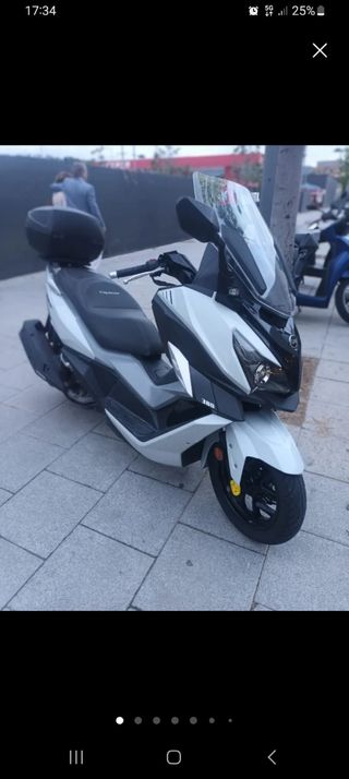 Moto scooter sym 300 solo hasta fin septiembre