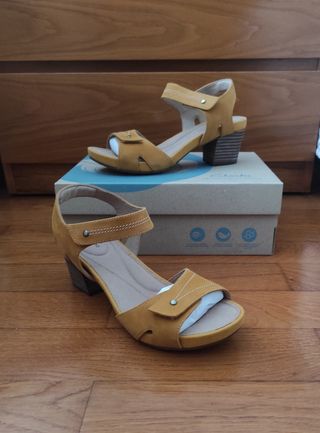 Sandalias de piel Clarks. Nuevas.
