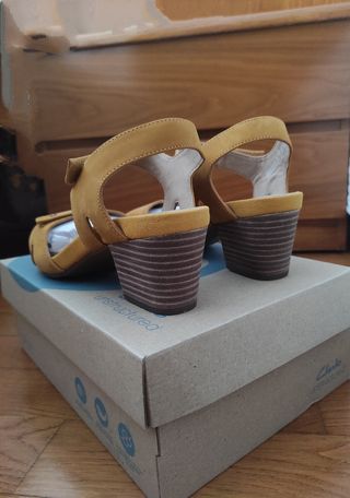 Sandalias de piel Clarks. Nuevas.