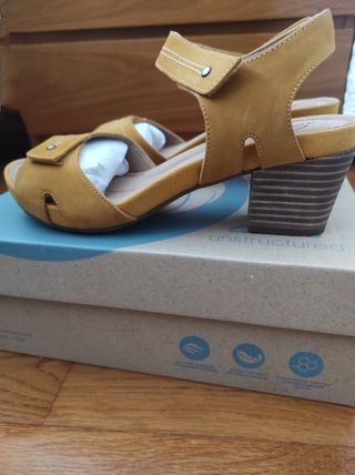 Sandalias de piel Clarks. Nuevas.