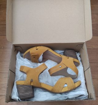 Sandalias de piel Clarks. Nuevas.