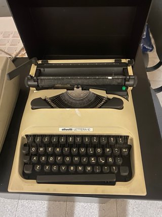Maquina de escribir OLIVETTI LETTERA 10
