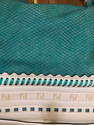 Bolso en turquesa y blanco