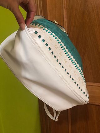 Bolso en turquesa y blanco