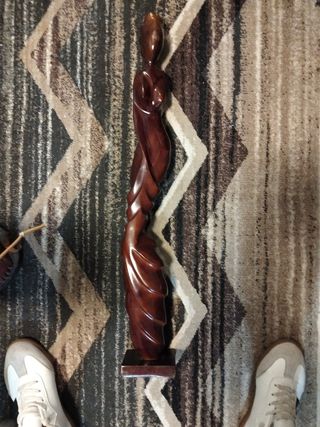 Escultura mujer madera