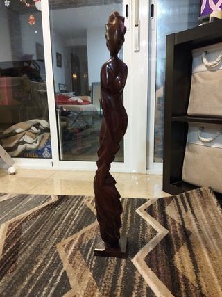 Escultura mujer madera