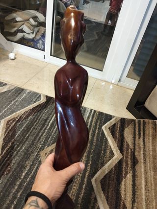 Escultura mujer madera