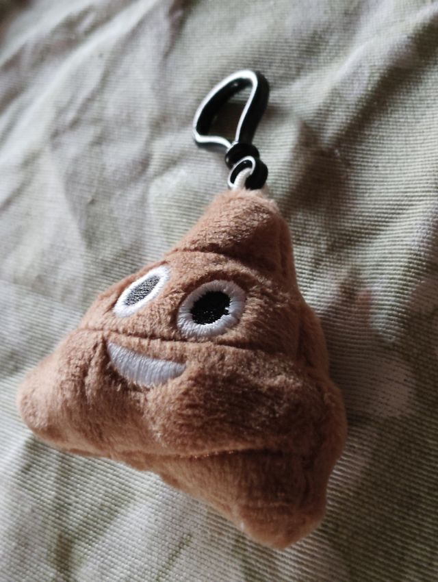 Llavero emoji caca