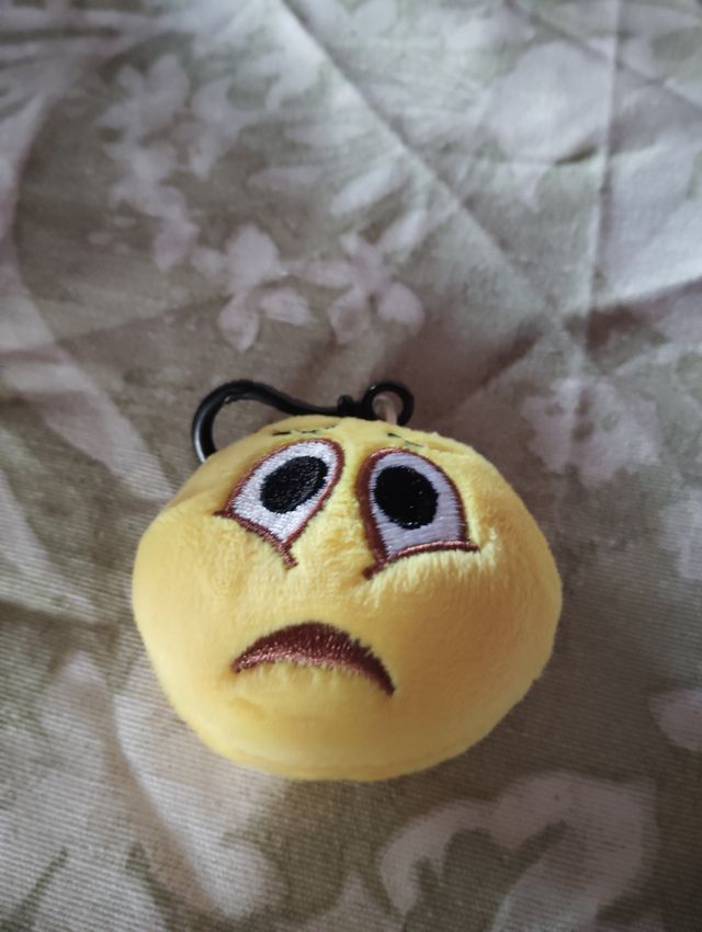 Llavero emoji asustado