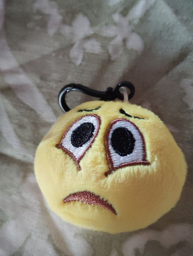 Llavero emoji asustado