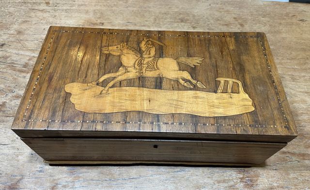 Scatola in legno intarsiato