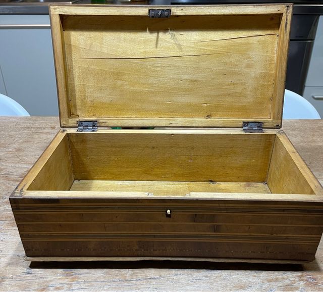Scatola in legno intarsiato
