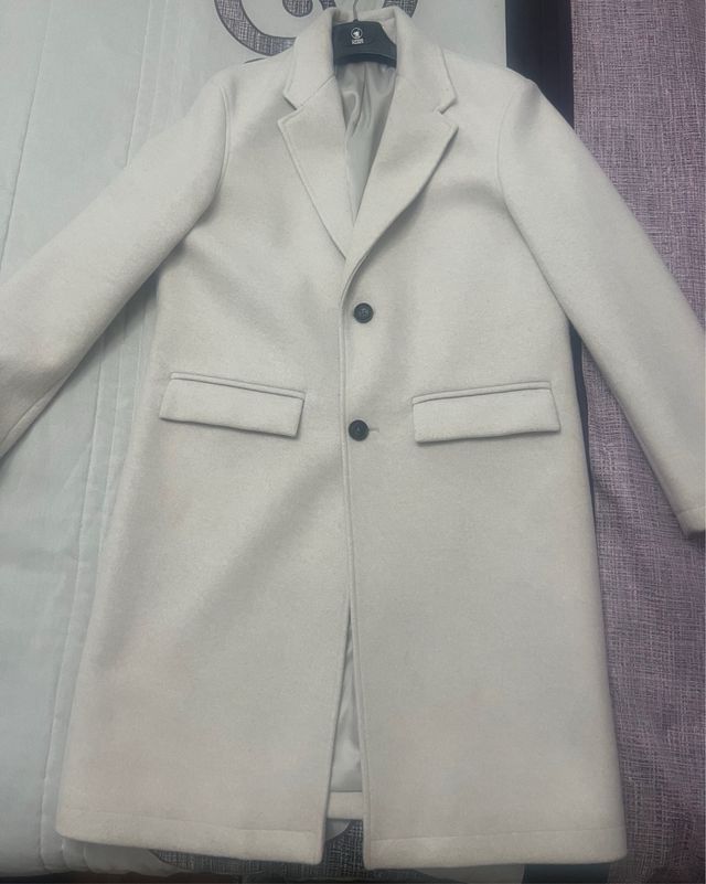 Abrigo color blanco roto de Zara