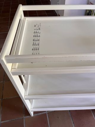 Cambiador de bebé con estantería