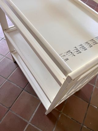 Cambiador de bebé con estantería