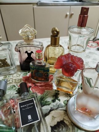 Bottiglie di profumo vuote