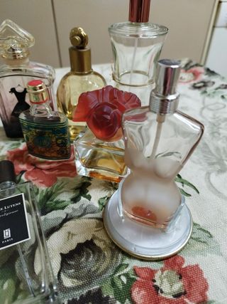 Bottiglie di profumo vuote