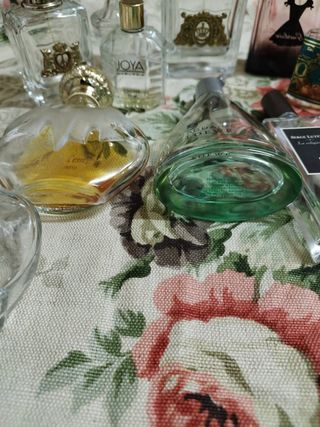 Bottiglie di profumo vuote