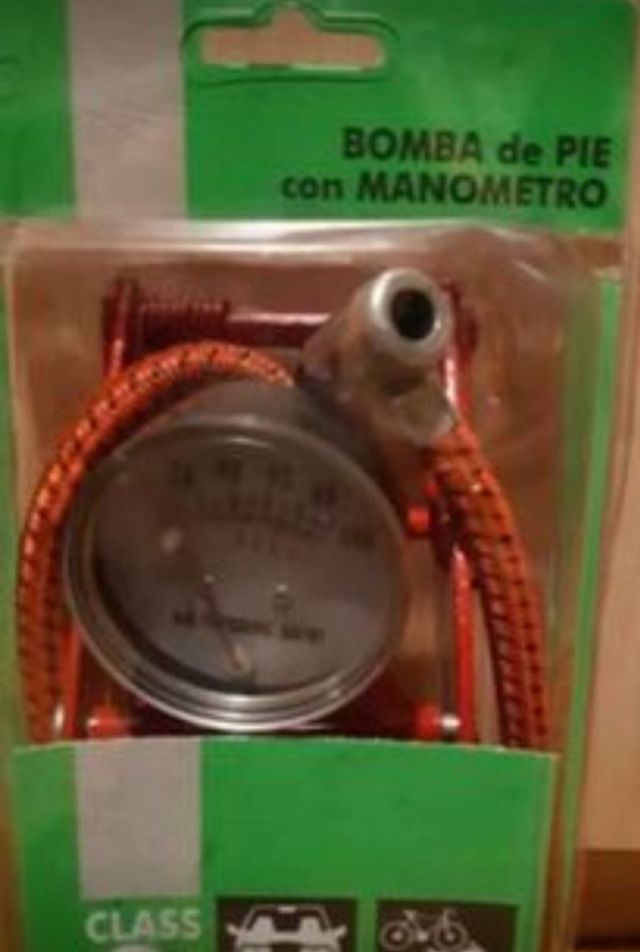 Bomba de pie con manómetro